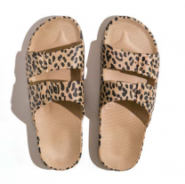 Waterbestendige, milieuvriendelijke Freedom Moses Leo Camel slippers lichtbruin met zwart printje voor dames en meisjes