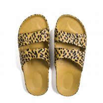 Waterbestendige, milieuvriendelijke Freedom Moses slippers Leo Pistaccio model, lichtbruin met zwart, maat 24/25 t/m 42/43.